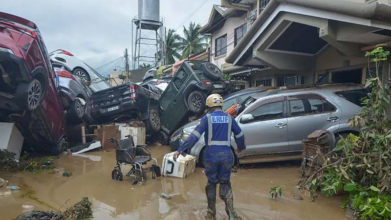Flooded streets and damaged vehicles in Cebu City after Typhoon Kalmaegi struck the Philippines.