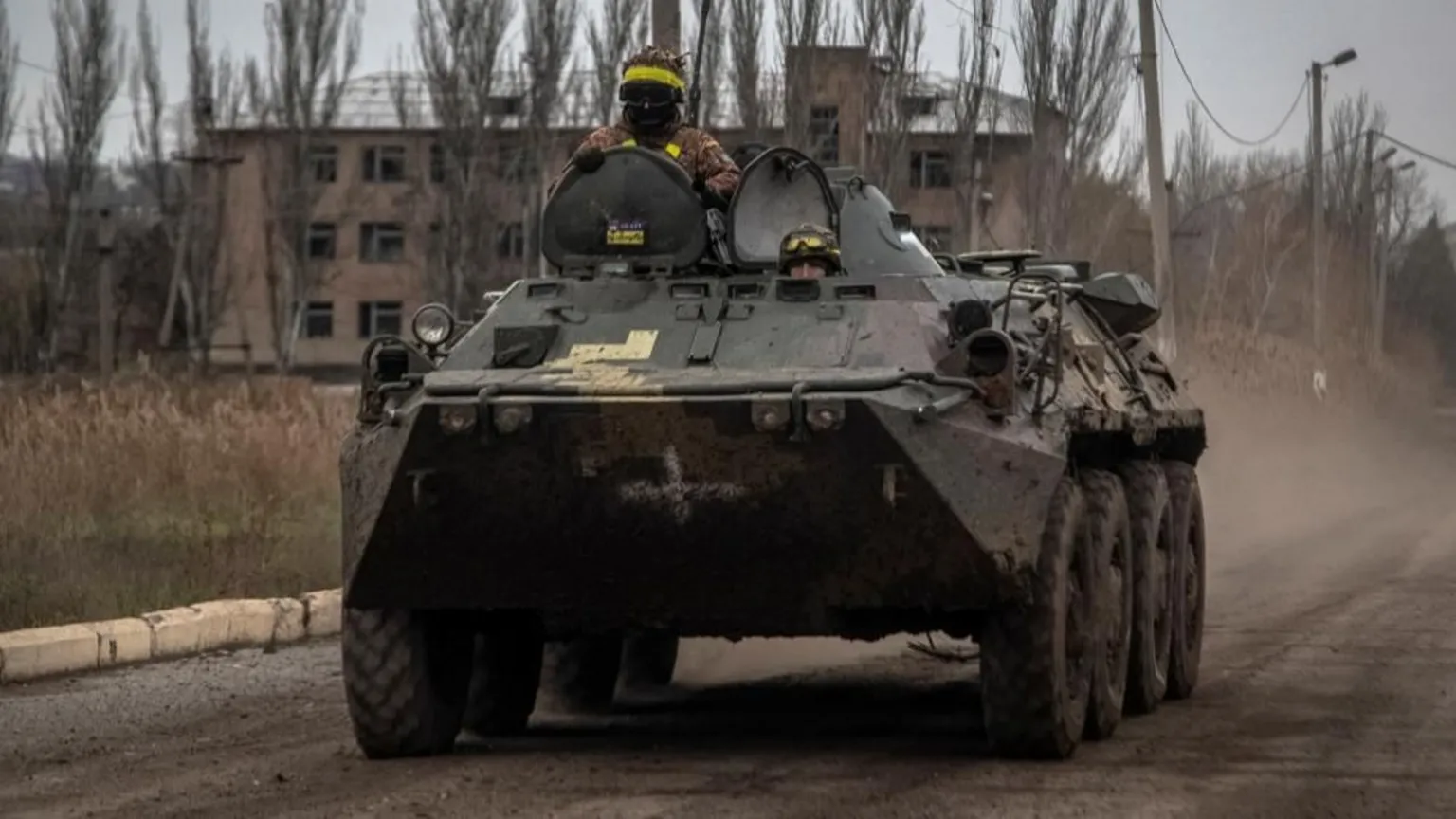 Ukrainian soldiers withdraw from the eastern town of Siversk amid ongoing conflict