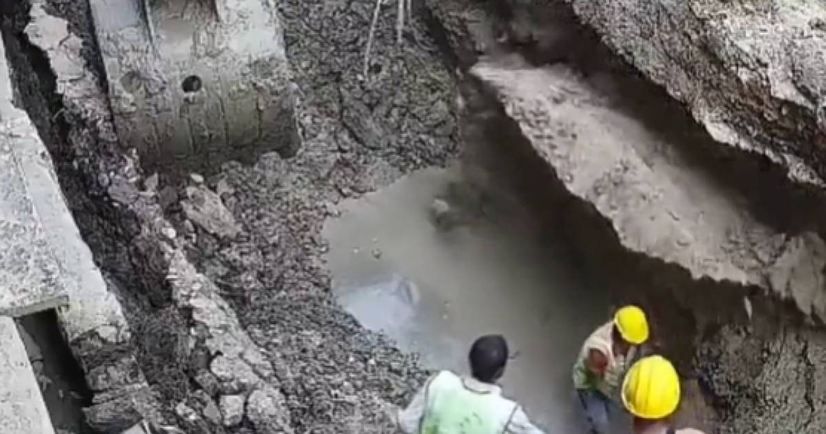 Aligarh construction worker soil collapse at Aligarh roadside pit