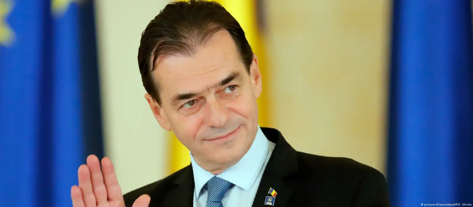 Romanian government collapses after no-confidence vote