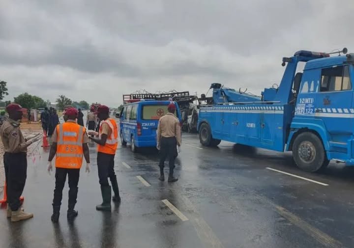 Truck cr#shes Lagos woman after she fell off commercial bus