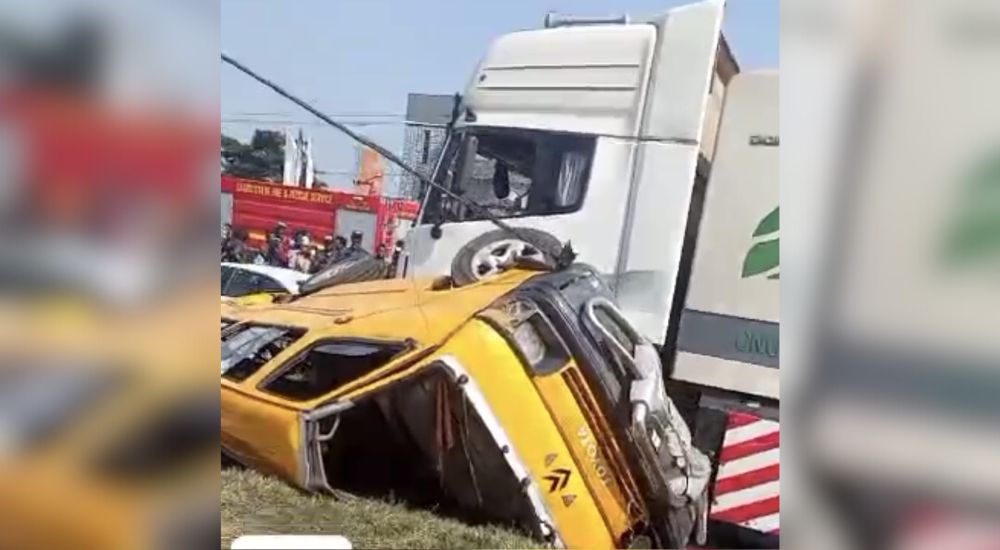 Truck cr#shes Lagos woman after she fell off commercial bus