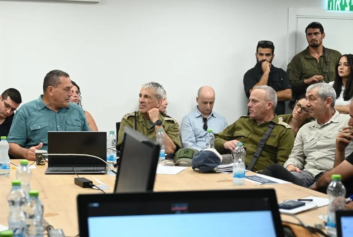 Israel arms civilian security squads,
