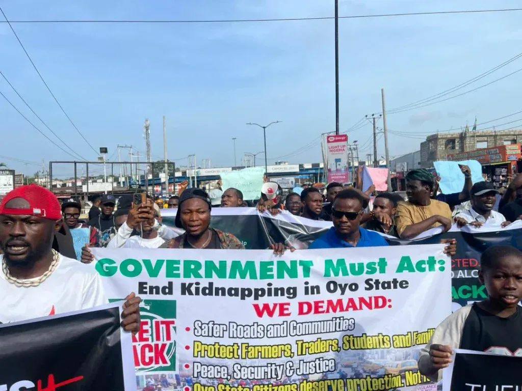 Oyo state Residents Protest In Ibadan Over Abduction Of School Principal, Pupils, Teacher