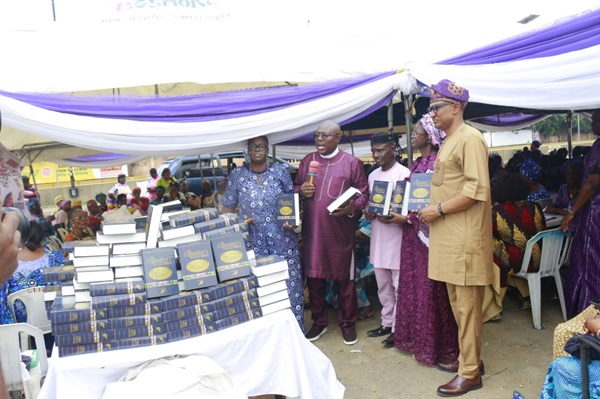 Omotosho declares war on practices against widows as Anchor lifts over 300 