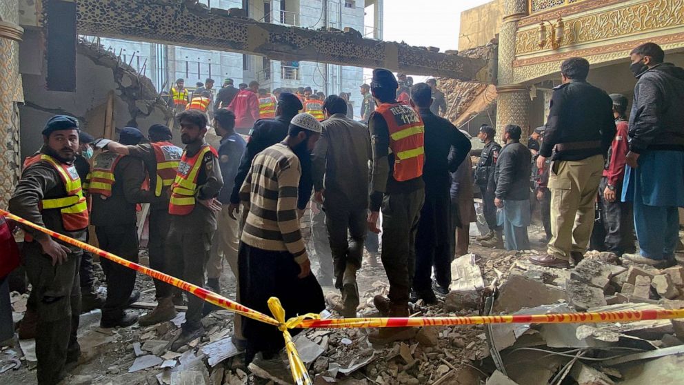 Suicide bombing outside Pakistan mosque kills one, injures seven