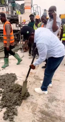 Dave Umahi shovels concrete at road site