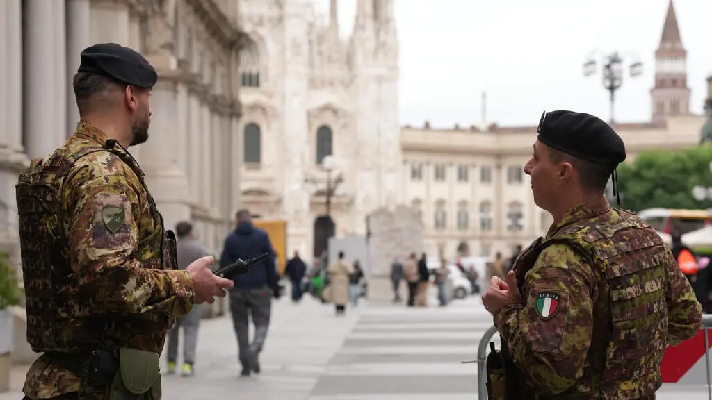 Italian paratroopers patrol Milan streets amid increased security