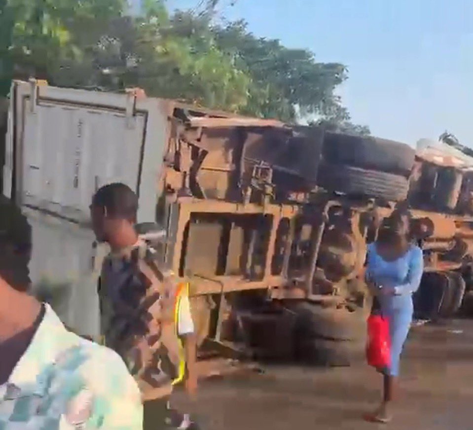 Lagos container truck crash leaves four dead and 16 injured on the Ibeju-Lekki Expressway.