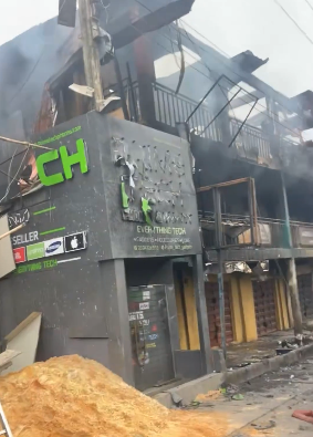 Hero phone stolen during a burning building rescue sparks reactions online.