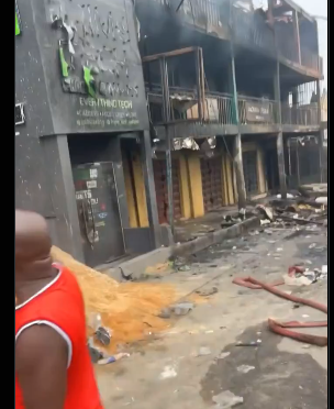 Hero phone stolen during a burning building rescue sparks reactions online.
