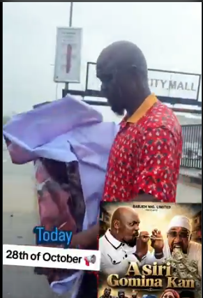 Baba Ijesha promotes his movie Asiri Gomina Kan on the streets of Lagos.